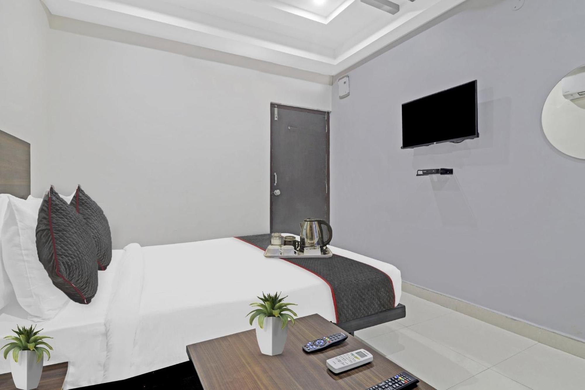 Hotel Collection O White House Near Kims Kondapur Kondapur  Exterior foto