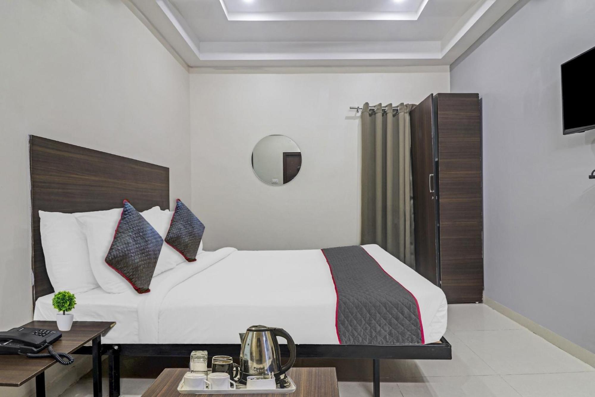Hotel Collection O White House Near Kims Kondapur Kondapur  Exterior foto